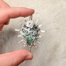 Load image into Gallery viewer, Seraphinite Alien Goddess Pendant
